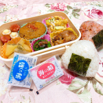 ♡ 今日のお弁当 ♡ ㅤㅤㅤㅤㅤㅤㅤㅤㅤㅤㅤㅤㅤ ㅤㅤㅤㅤㅤㅤㅤㅤㅤㅤㅤㅤㅤ ❁﻿おにぎり❁﻿つくね❁﻿レモンペッパーチキン❁﻿キャベツと卵の炒め物❁﻿ピーマンの麺つゆ和え…のInstagram画像