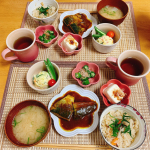 今日の晩ごはんは海の精さまからお塩に続き炊き込みごはんの味を頂いたので早速使わせて頂きました。ごぼう、人参、しめじ、油揚げを入れて炊き上げて仕上げに大葉をトッピングしました😃おかずも一緒なので…のInstagram画像