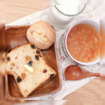 .🍞LOHACO BREAD 🍞..#今日の朝食朝ごはんにLOHACOから届いた🥖北海道コーンのふんわりプチパン🥖石窯レーズン食パンを食べたよ💓LOHACOってパン…のInstagram画像