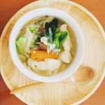 マッスルギョーザ🥟今回はスープにしてみたよー😋野菜室にあった野菜ぜーんぶいれて❤️小松菜🥬ブロッコリー🥦にんじん🥕たまねぎ🧅しめじ🍄カリフラワー✨鶏がらスープの素で味付けして、ごま…のInstagram画像