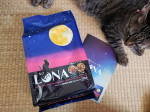LUNA一つの袋で２種の味わいを楽しめるアソートタイプの猫ちゃんのためのカリカリフード・LUNA～ルナ～。星形の粒が可愛いお魚とお肉味のカリカリに、猫ちゃんの大好きなかつお節は全てにトッピングしつ…のInstagram画像
