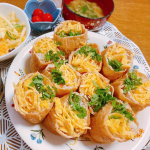 炊きたてご飯に混ぜるだけ！！五目ずしの素を使って五目稲荷をつくったよ😋かんぴょう、人参、れんこん、椎茸、たけのこなどが味付きで入っていて子供でも食べやすいって思った⭐️混ぜるだけで…のInstagram画像