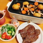 今日の晩ごはん は#ブルーノホットプレート で#ステーキ 🥩🥩今日は#焼肉の日 829なので。。やすーいステーキ肉だけどね🤣あゆはステーキ好きじゃないからちょうど今日は夕飯は友達と行ってる…のInstagram画像