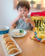 ❁⃘*.ﾟ家族みんな大好きな餃子♡末っ子が食べてる餃子は、実は普通の餃子じゃないんです😜✨その名も【マッスルギョーザ　１袋 (40個)】・焼いてよし❗️茹でてよし❗️蒸してよし❗️…のInstagram画像