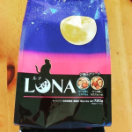 ペットライン株式会社の「LUNA（ルナ」とてもおしゃれなパッケージのキャットフード💕180ｇ×4袋入りで、2種のアソートタイプ❤️❤️❤️お味は、「かつお節としらす＆ほたて味ビッツ…のInstagram画像