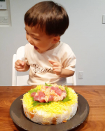昨夜は、u0040tableland_official さんの「五目ずしの素」🐣＊ケーキ型のお寿司にしたら、とっても喜んでくれました🍣＊まぜるだけで簡単においしくちょっと豪華な夕飯になり…のInstagram画像
