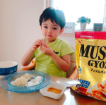 ❁⃘*.ﾟ今回はタンパク質たっぷり【マッスルギョーザ】を茹で餃子にしてみたよ🤗✨・3分茹でるだけで完成だから急な『なんかあるぅ～？』にバッチリ✌️😉便利なチャック付きだから小出…のInstagram画像