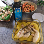 休日ランチの手羽先のコンフィ。下味つけた手羽先をオリーブオイルに浸して低温で2時間加熱。柔らか〜いよ♪できたオイルで炒めたペンネも絶品😋これは、ディチェコオリーブオイルで作りました…のInstagram画像
