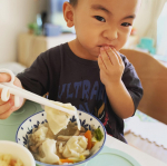 @sinei_gyoza 🥟様より.今日のお昼ご飯は、野菜たっぷりにマッスルギョーザを使った水餃子スープ♡野菜♡バターライスでした🥰.👦🏻ちびは、🥟餃子爆食い。笑❤でも…のInstagram画像