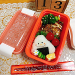 今日のお弁当🍱はあゆのバイト弁当🍱昨日の#お好み焼き と#おにぎり 🍙@komorijushi_official 様からとても可愛いお弁当箱頂きました😆このお弁当箱は1段でも2段でも使える…のInstagram画像