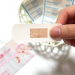 剥がれにくい���❤︎ キズ保護パット ❤︎���プロ使用のフィットバン。���切り傷を水仕事のときに保護してくれる�ばんそうこう。��肌にすごくなじむ�ずっーごーく薄いフィ…のInstagram画像