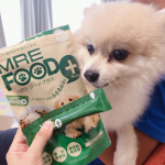 🌸MRE フードプラス毎日食べてる愛犬・愛猫用の健康補助食品の「MRE フードプラス」＝ご飯と覚えたポメ子は欲しくてしっぽフリフリ😆✨さすが女の子。夫が大好き過ぎて休み…のInstagram画像