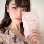 最近は、毎朝美容液たっぷりのピーリングパットporeno！袋を開けるとシートが重なって入っています。大きめのシートは美容液がじゅわ〜凸凹の面で角質やメイク汚れを拭き取り、ツ…のInstagram画像