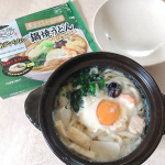 ライブ視聴でお昼ご飯が遅くなっちゃった💦﻿﻿んで、今日は。キンレイお水がいらない鍋焼きうどん♪﻿﻿数ある冷凍鍋焼きうどんの中でコレが1番好き❣️﻿ツルツルもちもちの麺に上品な黄金だ…のInstagram画像