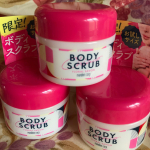 マンダム　さんのチアコ　ボディスクラブ　フローラルシャボン　を使用しています🌞つるっと触り心地が良くなるだけじゃないっ！！透明感のある肌にもなれる『トーンアップ ボディスクラブ…のInstagram画像