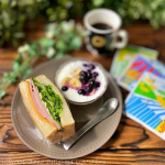 *今朝はふっくら厚切りパンでサンドイッチ🥪サンドしてからこんがりトーストしてカットしました。フルーツたっぷりのケフィアヨーグルトとコーヒーの朝ごパンです (๑╹ڡ╹๑)  --…のInstagram画像
