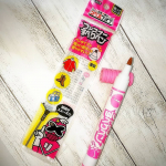 開閉しにくいファスナーもこれでスムーズ！！��【ファスナーすべりペン】��ファスナーに塗るだけで開閉がスムーズになったり、�​​​​​​ハサミやカッターに塗っておくと粘着テープののりがつきに…のInstagram画像