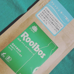 ペットボトル用の水だしルイボスティー🍵..ペットボトルに入れてちょっと上の方折って蓋でキュッとしめたらあとは待つだけ👌♥️.水だしって出るの遅いイメージで心配してたんだけど思ったより早…のInstagram画像