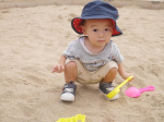 ⑅︎◡̈︎*この前パパが休みのとき皆で公園行って砂遊びしたよ😆涼しくなってきて夜もクーラーなしがやっと🙌🏻窓開けてたら涼しいし気持ちいい😙昨日は朝から昼までと夕方から少…のInstagram画像