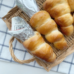 明日の朝のパンが焼けた🍞コルネ、本当に牛乳パックで作れてびっくり‼️食べるの楽しみです😆@nomucchi_n  さん、教えてくれてありがとうございました😊..#igersjp…のInstagram画像