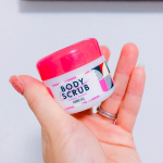 ワセリンみたい👀と感じたボディスクラブ🌟最近色んな種類のスクラブを試してるんだけど、質感がワセリンみたいにすっごくオイリー。ちゃんと粒々も入ってるよ😂😂笑笑スクラブ後って乾燥肌さん…のInstagram画像