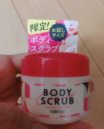 ※#マンダム さんの#bodyscrub 🧴..適量を手にとって、濡れた肌になじませるだけ！かかと、ひざ、ひじ、デコルテなどにも使えます！しかも防腐剤、着色料フリーお肌…のInstagram画像