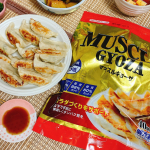#今日の晩ごはん はモニターで頂いた#マッスルギョーザ ！！すごいネーミング！笑どんな味？？って恐る恐る食べてみた😆ん？美味しい！！！普通の餃子より食感がある！餃子って豚肉のイメー…のInstagram画像