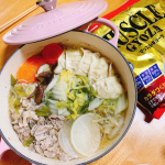今日は今季初の鍋料理に。#味覇 でスープ作ってマッスルギョーザと鹿児島産の豚肉も入れて野菜もたっぷり入れました😌鍋料理にもマッスルギョーザ煮崩れしにくくしっかりしてるのでgood😆美味しかった…のInstagram画像