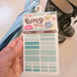 もぉすぐ下の子も幼稚園。先日無事入園が決まりました♪。.:ε-(´∀｀*)ホッグッズにおなまえ書く用意が始まりました！！こちらはプラスチックやビニールに貼れるおなまえシール♥…のInstagram画像