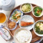 日曜日のお昼ごはん♪テーブルランドさんの【信濃高原うす塩なめ茸】を白ごはんと一緒に出すと、子どもがとても喜ぶんです♪なめ茸の食感も良く、甘辛くてごはんの進む味なので、新米の季節に嬉しいごは…のInstagram画像