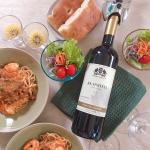 パスタにワイン🍷﻿アサリとエビ、キノコのトマトクリームパスタに、ルカツィテリを開けました😊﻿﻿キンズマラウリ社のジョージア🇬🇪産ワイン、今までにお試ししたものもすごく気に入ってハマっている…のInstagram画像