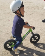 ヘルメットデビューを先日したばかりの息子くん♡ストライダーで遊びたいときはキャッピープチのヘルメットを持って催促してきます👏この日は家族で公園にキャッピープチとストライダーをもってお出掛け♡た…のInstagram画像