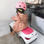 わたしの初めての車はBMWよ♡@ides_official さまのヘルメットを付けて車に乗る娘キャッピープチ（ヘルメット）のピンクと車のピンクが重なってめちゃくちゃ…のInstagram画像