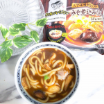 キンレイお水がいらない みそ煮込みうどんだし、麺、具が一つになったみそ煮込みうどん。工場でダシをとって、八丁味噌で味付けして、と丁寧に調理されています。だし、麺、具が層になっているので、…のInstagram画像