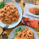 今日のテレワークランチはパスタ♪﻿﻿時間ないからカンタンにレトルトで。﻿﻿株式会社nakatoの﻿麻布十番シリーズ﻿「かにトマトクリームソース国産紅ずわいがに使用」﻿を、茹…のInstagram画像