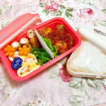 ♡ 今日のお弁当 ♡ ㅤㅤㅤㅤㅤㅤㅤㅤㅤㅤㅤㅤㅤ ㅤㅤㅤㅤㅤㅤㅤㅤㅤㅤㅤㅤㅤ ❁﻿おにぎり❁﻿ヤンニョムチキン❁﻿チーズちくわ❁﻿カニカマ卵焼き❁ピーマンのコンソメ炒め…のInstagram画像