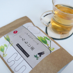 いずもなでしこ　くろもじ茶🍵日本原産の香木「くろもじ」を煎じた幻の健康茶🍵◽️日本原産の香木くろもじ🍵クスノキ科の日本固有種、緑の樹皮に黒い斑点があり「黒文字」と呼ばれるようになったといわれ…のInstagram画像