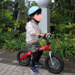 *1歳半の息子から子供用ヘルメットのキャッピープチを譲り受けた娘ちゃん、外で自転車に乗るときも気に入って使っています👧💞娘の自転車はペダルを取り外しできるタイプで、今はペダルなしの足蹴り自…のInstagram画像