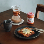 朝ごはんはピザトースト。デラノンナのトマトとマスカルポーネのソースの上にピーマン、ミニトマトをたっぷりのせて、チーズもたっぷりと。ケチャップとは違って、おいしいソースを使ってつくるピザトースト…のInstagram画像