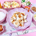 ♡ 夜ごはん ♡ ㅤㅤㅤㅤㅤㅤㅤㅤㅤㅤㅤㅤㅤㅤㅤㅤㅤㅤㅤ❁ごはん❁鶏肉のガーリック焼き❁じゃがいものオーブン焼き❁サラダ❁キムチ❁白菜と卵のスープ❁納豆ㅤㅤㅤㅤ…のInstagram画像