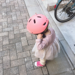 @ides_official さまの1歳のためのヘルメットキャッピープチ被ったまま歩いても軽いので大丈夫🙆‍♀️ヘルメットに合わせてこの日のコーデはピンク一色💕…のInstagram画像