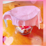 「みつろうラップ」💕みつろうで布がラップに早変わり💓💓みつろうラップは、抗菌・保湿効果があり、食品の鮮度を保ちながら、安心して包むことができます✨すごいところ❣️手のぬく…のInstagram画像