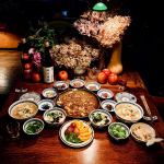 きのうの夜ごはん。四川麻婆豆腐と薬膳スープでした😊．わたしの夜ごはんに欠かせないおつまみ、今回「グリーンハウス」の「フードスモーカー」を使ってナッツの燻製をつくってみました。．自宅…のInstagram画像