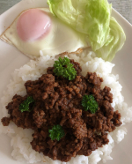今日は祭日だった😆お昼何にしようと頭を悩ませたのは一瞬で消えました〜😉・冷凍庫にストックして置いた、冷凍ストック名人本格キーマカレーの素で下味冷凍しておいたキーマカレー❣️・ひき肉を冷…のInstagram画像