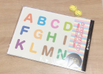 ペタペタ貼って遊べるマグネットパークで子供とアルファベットのお勉強してみました！1枚ずつはがして、順番に並べたり、単語を作ったりすることもできるのでとても便利。色もカラフルで、この色なぁに…のInstagram画像