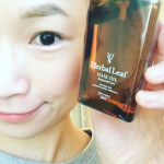 ♩¨̮⑅*♡ ハーバルリーフ ヘアオイル ♩¨̮⑅*♡ 厳選されたキューティクルケア成分を贅沢に配合した「さらつや髪」をつくるヘアオイル☝︎ビタミンC誘導体や6種類の天然由来オイルがパサついた髪にた…のInstagram画像