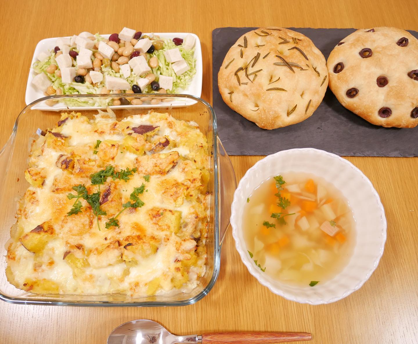 口コミ投稿：今日のご飯🍚*・さつまいもグラタン・サラダ・野菜スープ・フォカッチャ*実家からさつ…