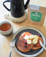 おやつのようなランチ🍴パンケーキ🥞バナナと冷凍いちご、ブルーベリーをトッピング。業務スーパーの冷凍いちごは、ちょっと使いたい時にとても便利！そしてお供のお茶は@rooibo…のInstagram画像