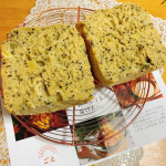 ごと芋🍠の#さつまいもペースト を頂いたので食パンに入れて焼いてみました☺️ペースト1袋をはじめに入れて後からサイコロに切ったさつまいもと黒ごま入れて焼き上げました☺️すっごい適当な分量。。。…のInstagram画像