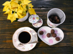 *チョコが美味しい♡・黄色いポインセチアをお迎えしたら気分が前向きになってきたぞ！うんうんいい感じ*#イエロールクス #ハクサン #黄色いポインセチ…のInstagram画像